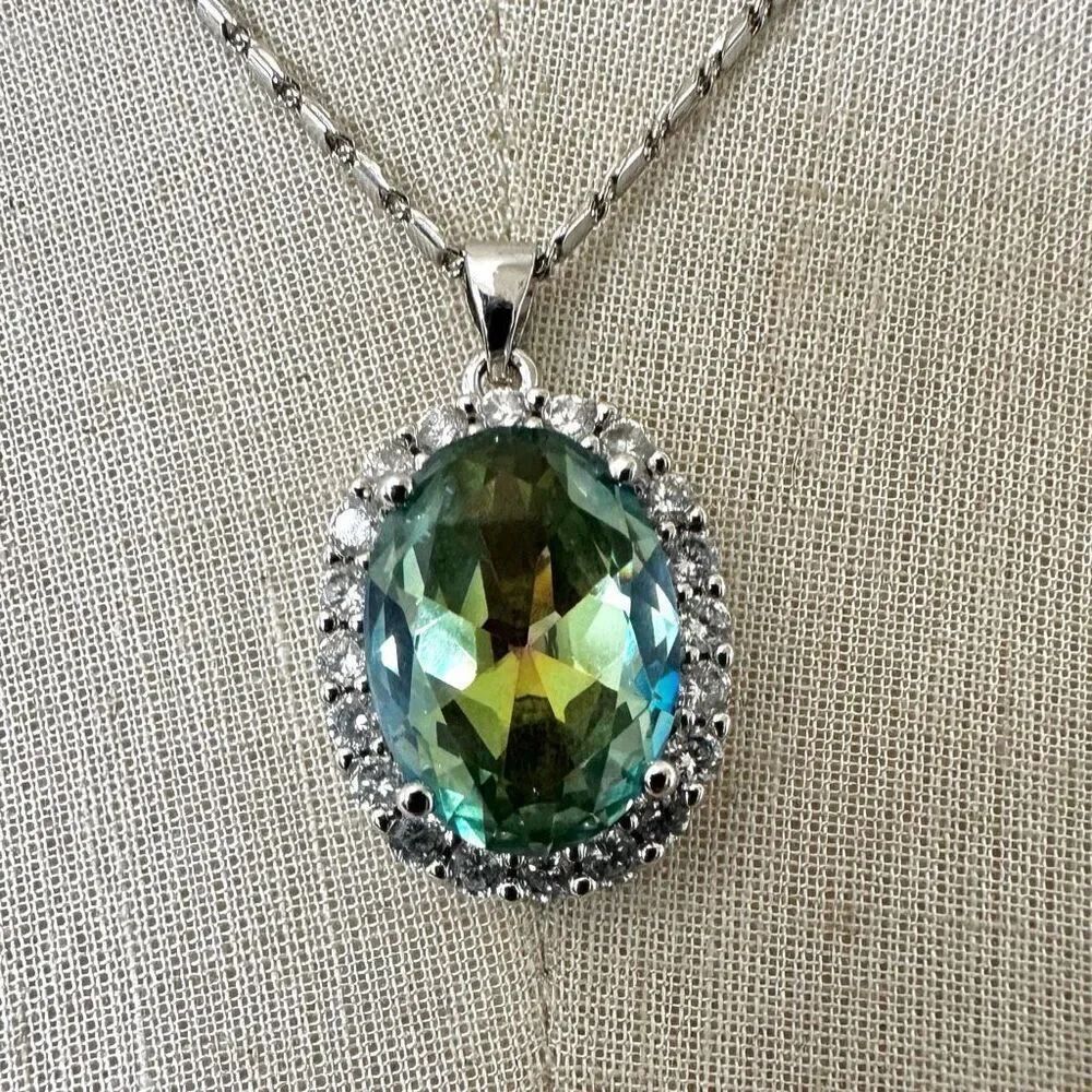 Rhinestoneโoval pendantโnecklace